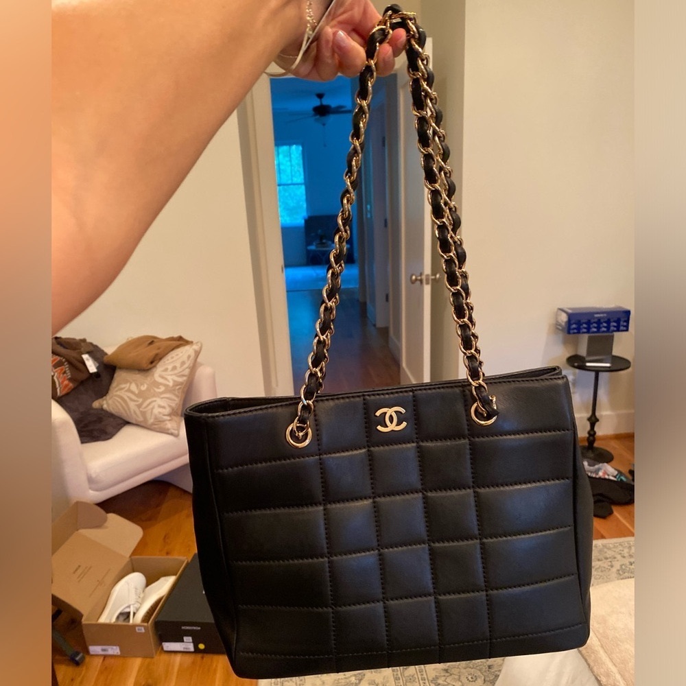 Chanel chocolate bar calfskin shoulder bag in black. authenticated with dustbag